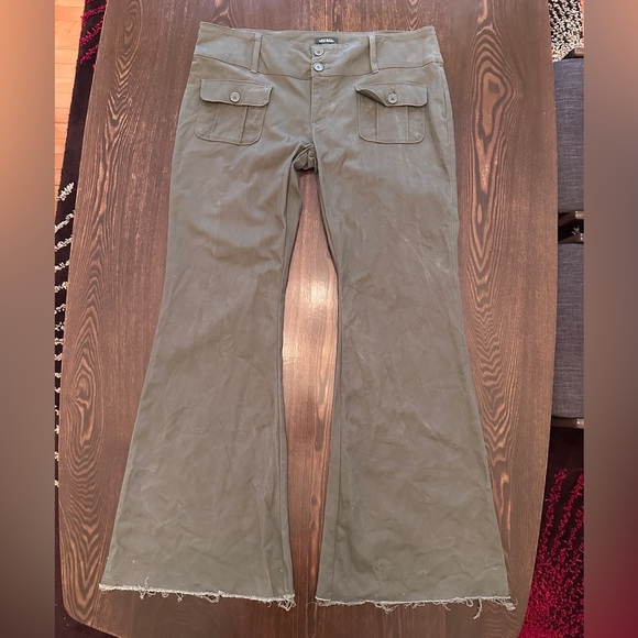 Wild fable low rise flare pants with open hem green size 10 women - Picture 2 of 6